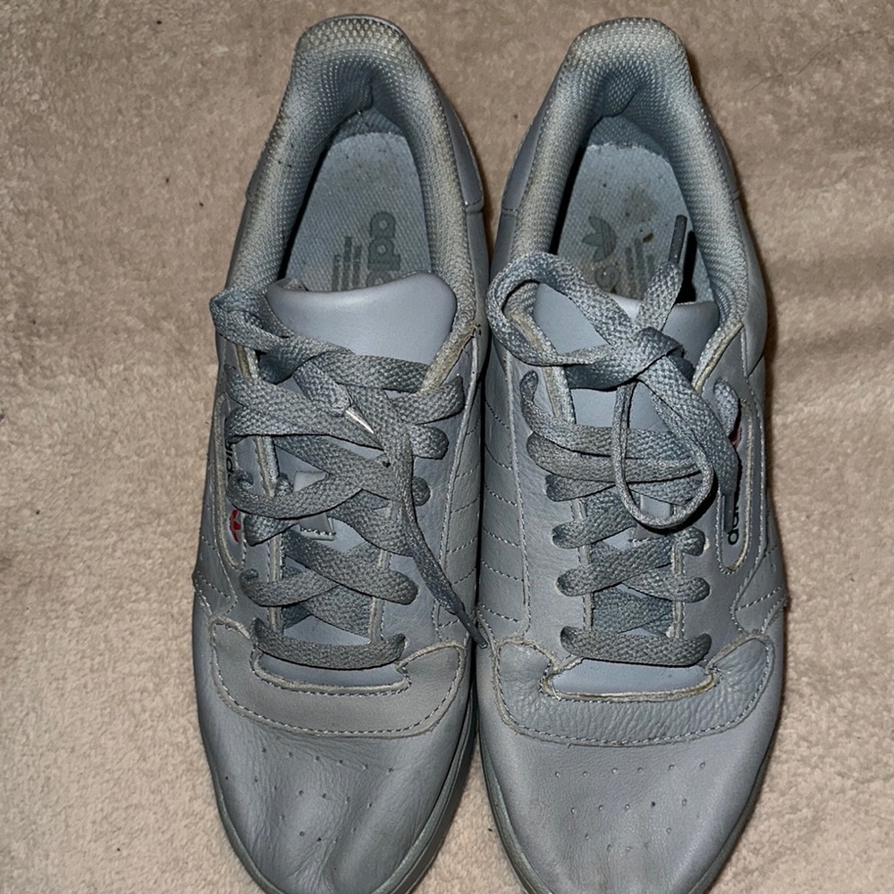 Adidas Gray Minimalist Sneakers Low-Top Design